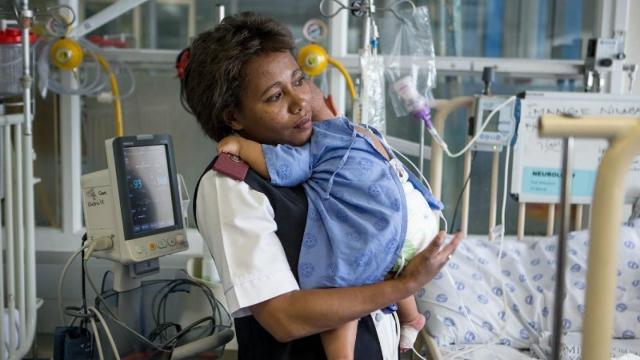 Una sanitaria con su hijo en un hospital de Sudáfrica. (Foto de archivo)