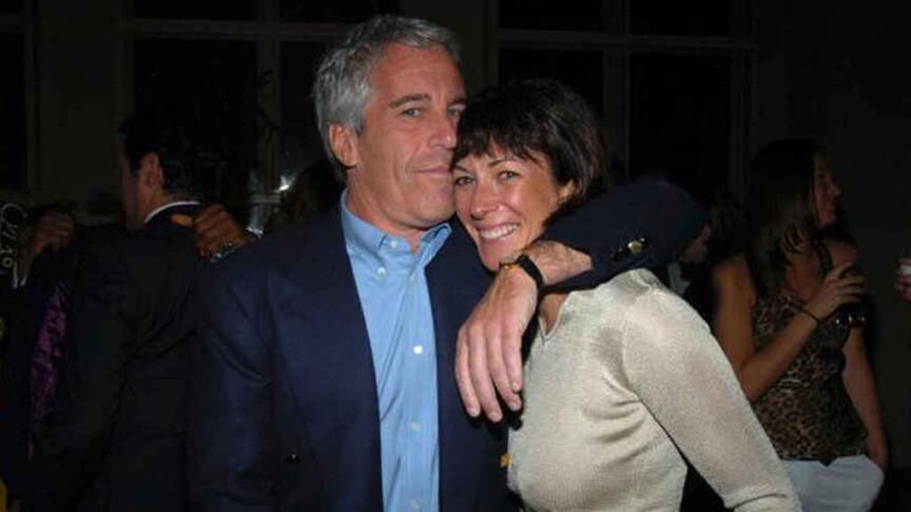 Jeffrey Epstein y su amiga Ghislaine Maxwell en una imagen en redes sociales.