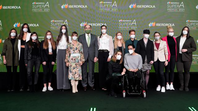 Ignacio Galán, presidente y consejero delegado de Iberdrola, posa con las premiadas.