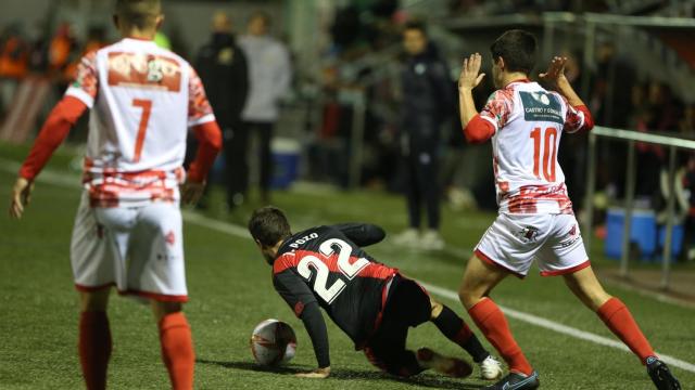 Guijuelo y Rayo Vallecano peleando por un balón