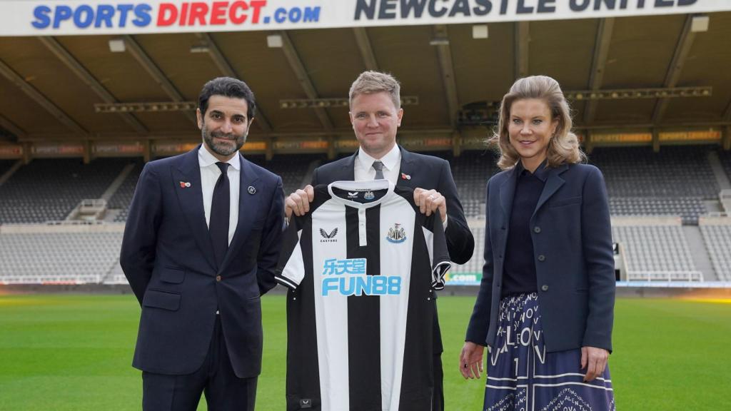 Eddie Howe junto a Amanda Staveley y su marido en su presentación como entrador del Newcastle