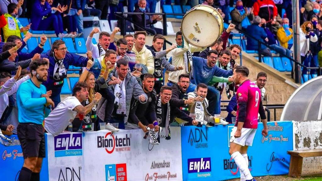 Isaac Manjón celebrando un gol junto a la afición del CD Arnedo