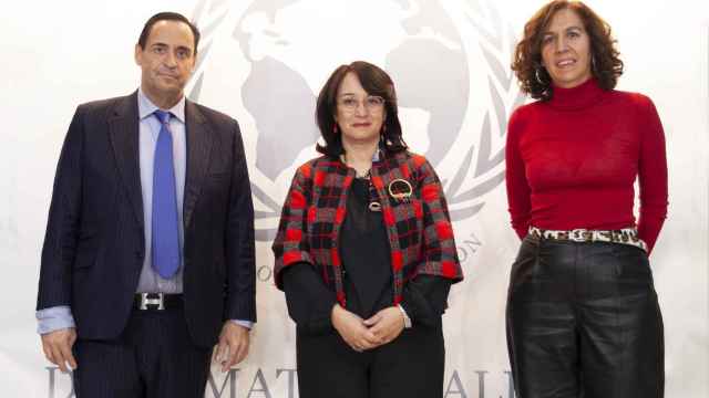 J. I. Lorente, Fatma Omrani e Irene Lozano en el evento organizado por Diplomatic Coalition.