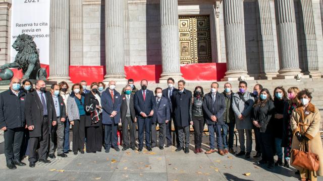 Foto de familia tras la votación en el Congreso. EE