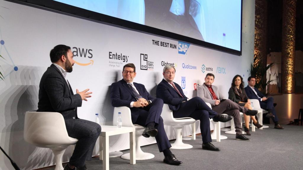 Ángel Niño, concejal de Innovación y Emprendimiento del Ayuntamiento de Madrid; Douglas Benítez, director general de Qualcomm para España y Portugal; Ricardo Cantabrana, director general de Administración Electrónica y Sociedad de la Información del  Gobierno de Aragón; Javier Arnau, redactor de D+I y moderador de la mesa; Catalina Jiménez, directora de la unidad de negocio de Tecnologías de la Información de Sothis; y Jaime Santamarta, concejal de Administración Electrónica del Ayuntamiento de Las Rozas (Madrid).