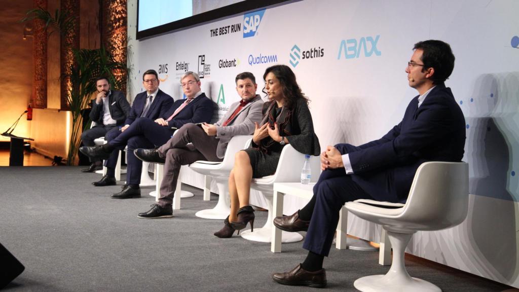 Ángel Niño, concejal de Innovación y Emprendimiento del Ayuntamiento de Madrid; Douglas Benítez, director general de Qualcomm para España y Portugal; Ricardo Cantabrana, director general de Administración Electrónica y Sociedad de la Información del Gobierno de Aragón; Javier Arnau, redactor de D+I y moderador de la mesa; Catalina Jiménez, directora de la unidad de negocio de Tecnologías de la Información de Sothis; y Jaime Santamarta, concejal de Administración Electrónica del Ayuntamiento de Las Rozas (Madrid).