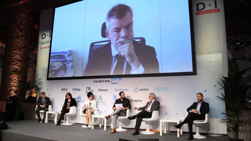 Francisco Fernández Lineros, director general de Modernización Digital del Ayuntamiento de Sevilla ; Sara Fernández, vicealcaldesa de Zaragoza; Izaskun Ramos,  directora del Sector Público SAP España; Alberto Iglesias, subdirector de D+I y moderador; Emiliano García, concejal de Internacionalización y Turismo del Ayuntamiento de Valencia; Miguel Ángel Barrio, director de Entelgy Digital; y Jorge Muyo, director general de Innovación del Gobierno de Cantabria (en la pantalla). FOTO: E. Palazuelos.