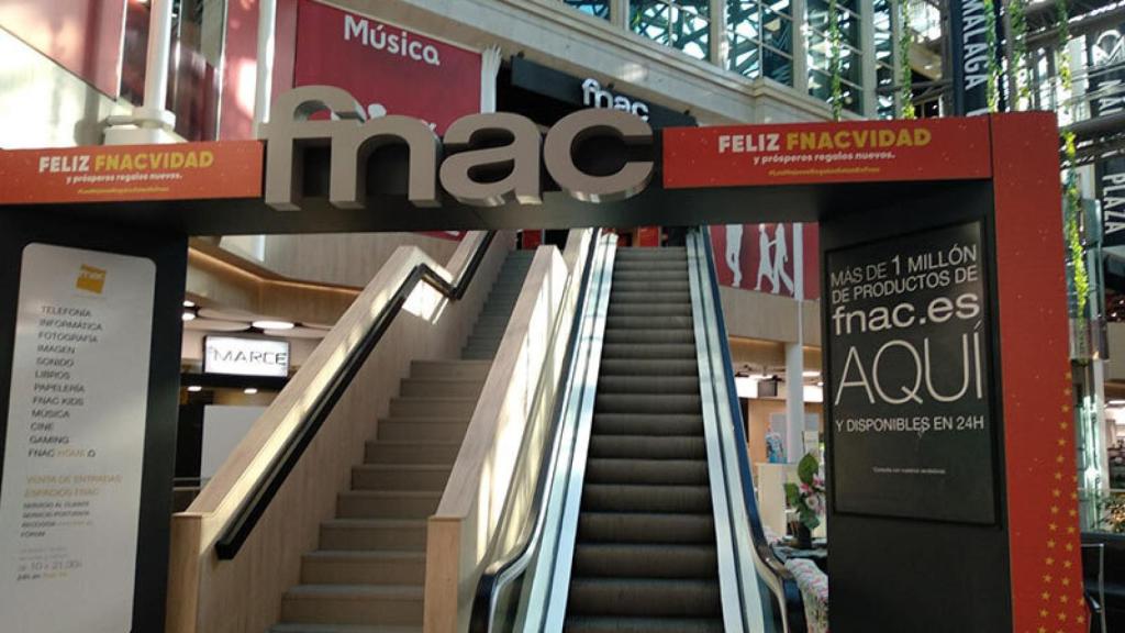 Escalera de acceso a la tienda de Fnac en el Málaga Plaza.