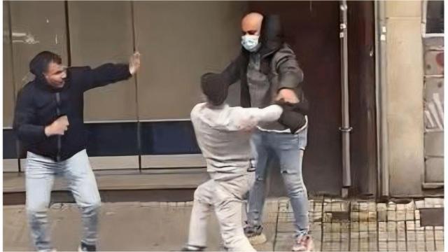 Hombres implicados en la pelea de Os Mallos esta mañana.