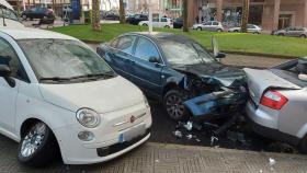 Un vehículo colisiona contra varios turismos estacionados en los Rosales (A Coruña)