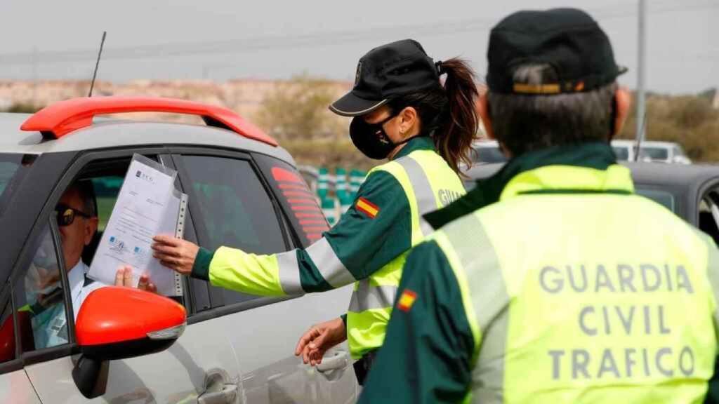 Agentes de la Guardia Civil durante un control de Tráfico.