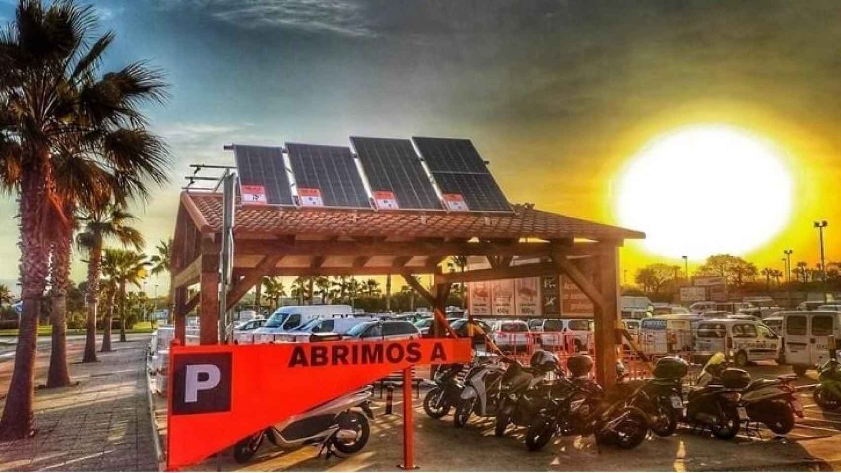 Parking con exposición de placas solares en Bricomart Málaga.