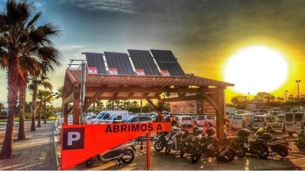 Parking con exposición de placas solares en Bricomart Málaga.