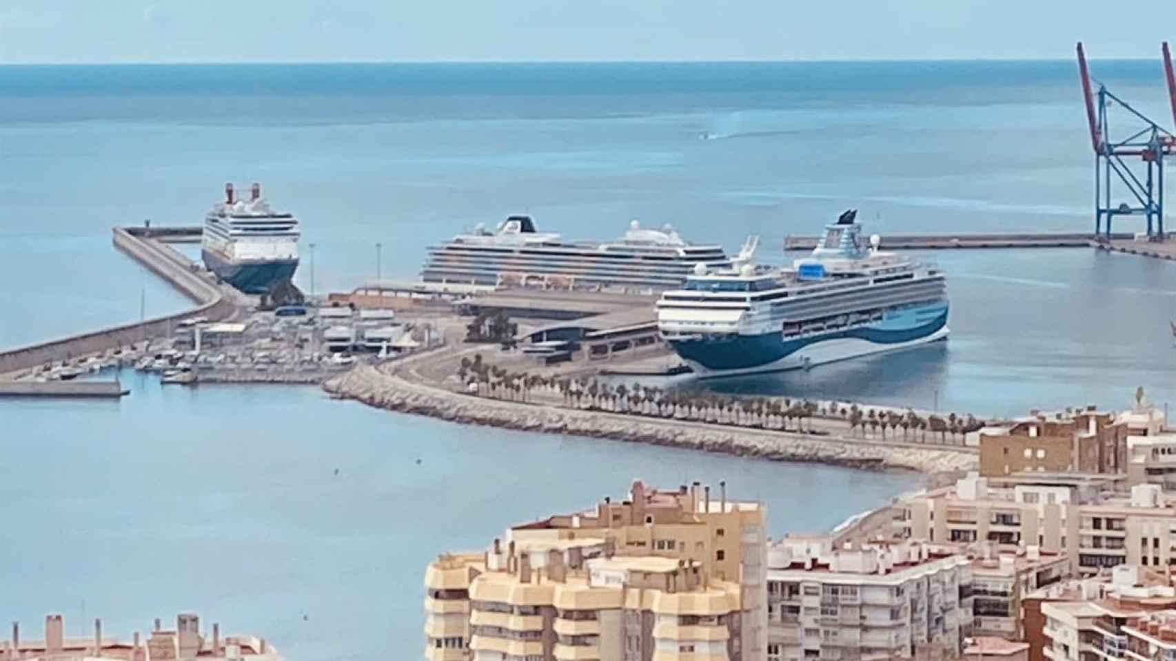 Vista de varios cruceros atracados junto al dique de levante del puerto de Málaga.