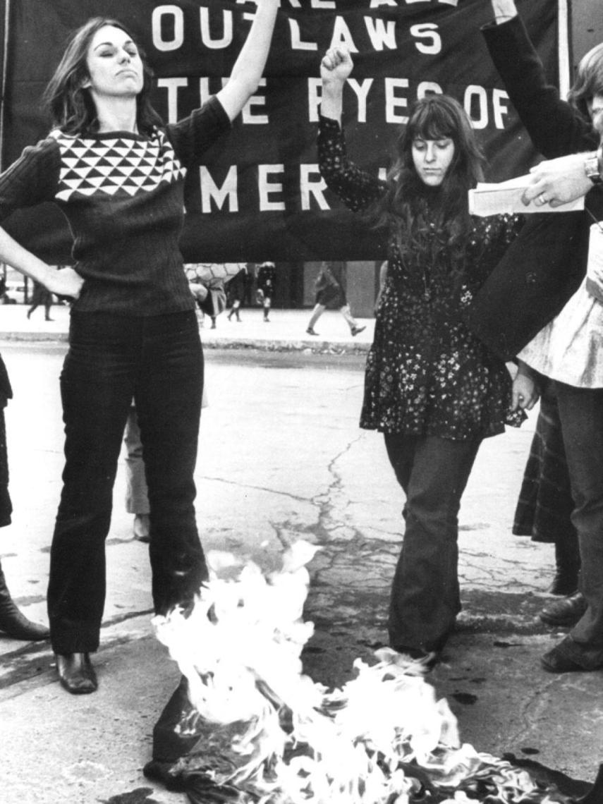 Kurshan y Anita Hoffman quemando su ropa de bruja junto a los escritos de acusación de Los Ocho de Chicago.