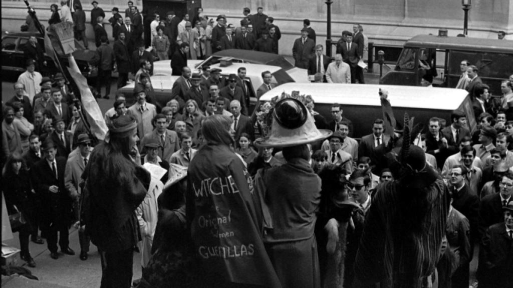 W.I.T.C.H. en una manifestación en Wall Street.