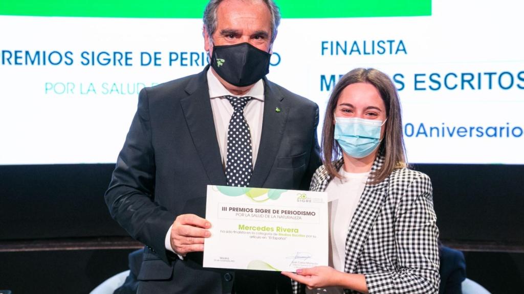 Jesús Aguilar, presidente del Consejo General de Farmacéuticos, entrega el galardón de finalista a Mercedes Rivera.