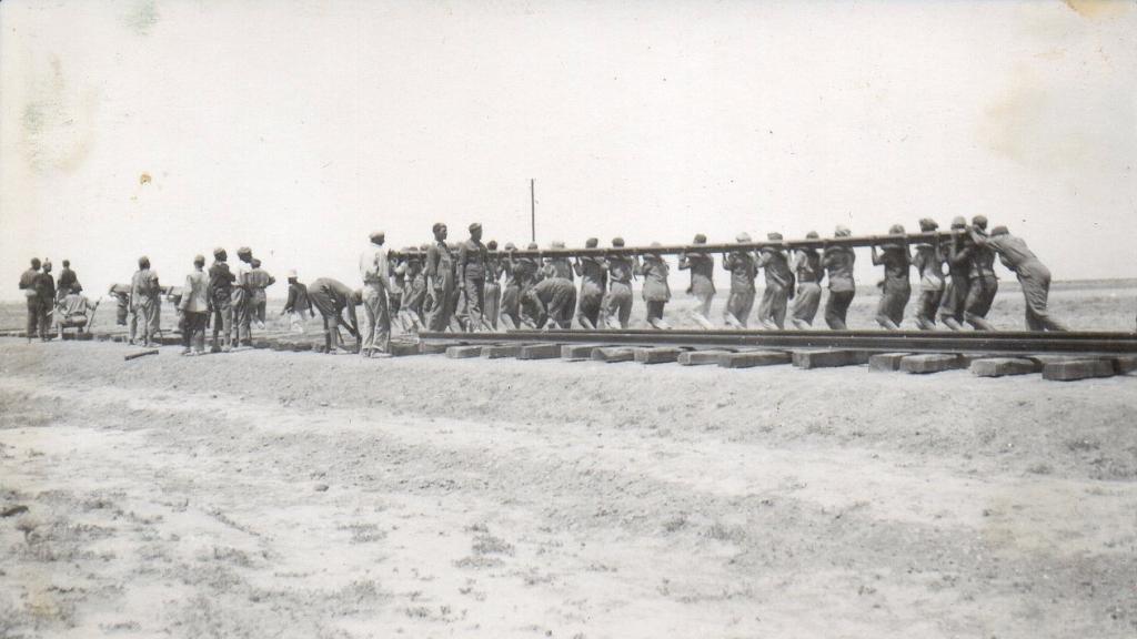 Presos trabajando en la construcción del ferrocarril Transahariano entre 1940 y 1943.