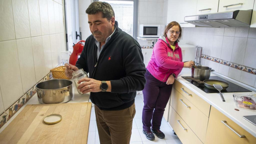 Eduardo Margareto / ICAL . Ino Poncela y Yolanda Prieto trabajadores del CEE San Juan de Dios de Valladolid, son pareja y viven en un piso tutelado por el Centro