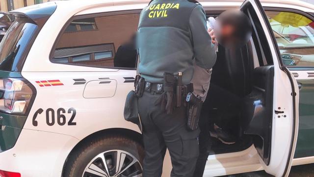 Traslado de uno de los detenidos por la Guardia Civil