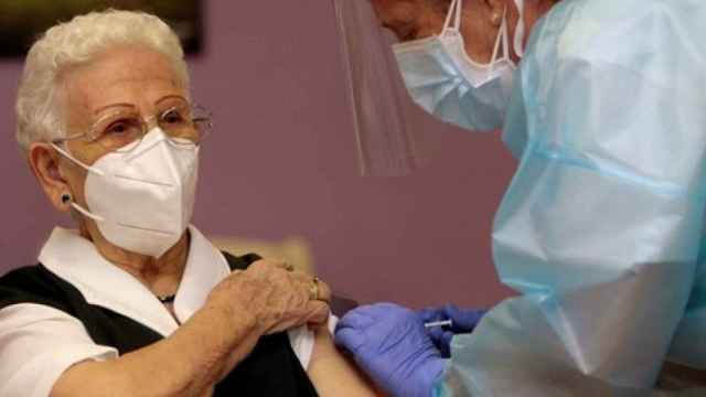 Araceli Hidalgo, la primera persona vacunada contra la Covid-19 en España.