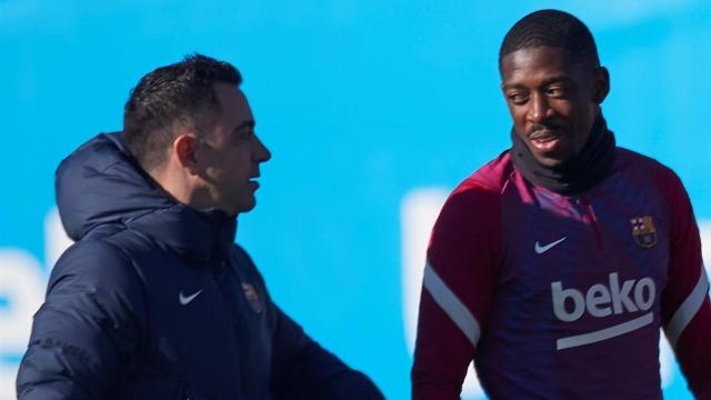 Xavi Hernández hablando con Ousmane Dembélé