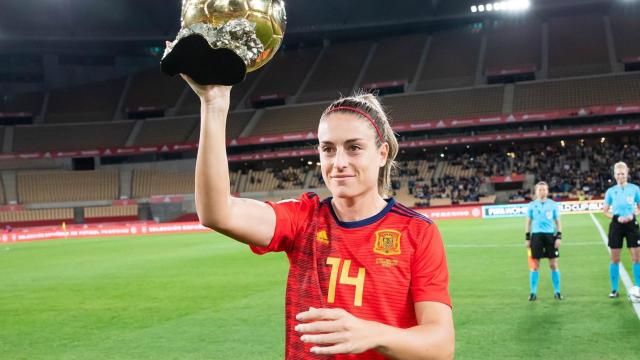 Alexia Putellas, con la selección española de fútbol femenino, brinda el Balón de Oro 2021 a la afición