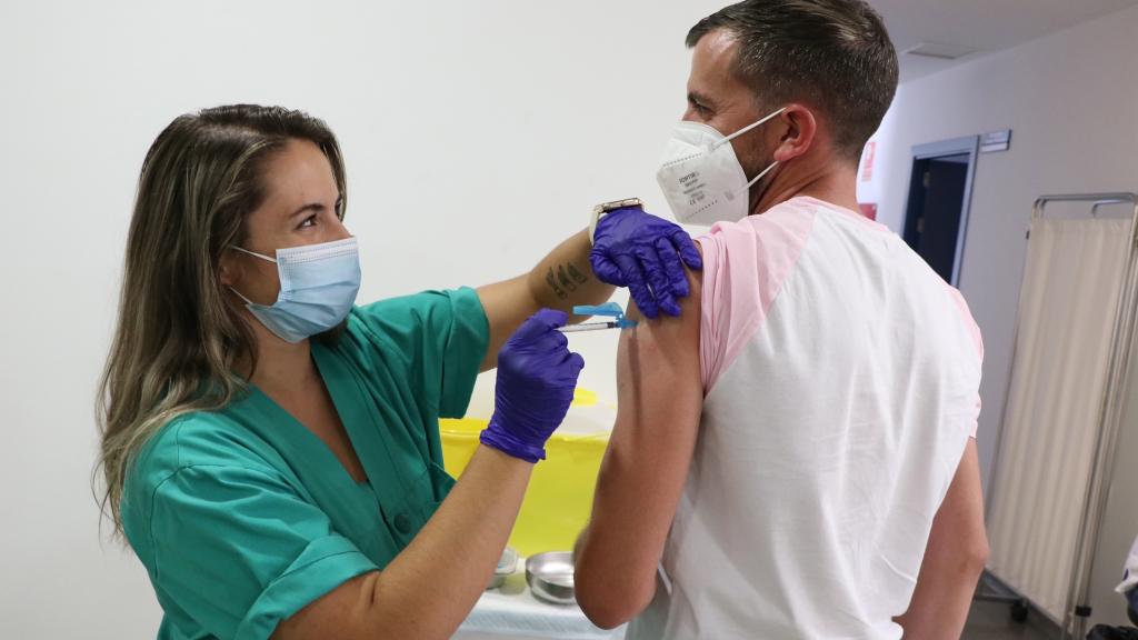 Una enfermera del SESCAM vacuna a un ciudadano contra el coronavirus.