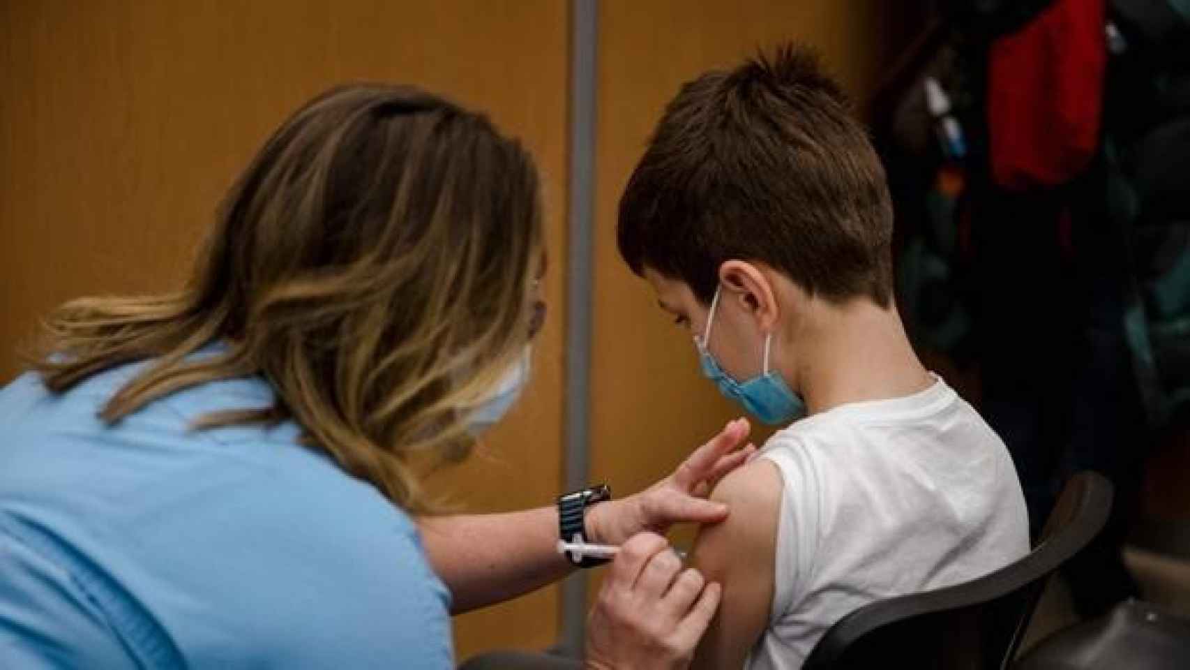Un niño recibe la vacuna contra la Covid.