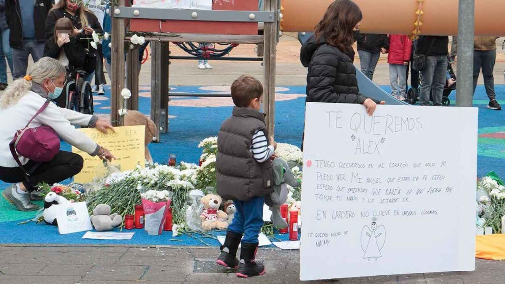 Unos niños en una concentración en recuerdo del menor asesinado en Lardero (La Rioja).