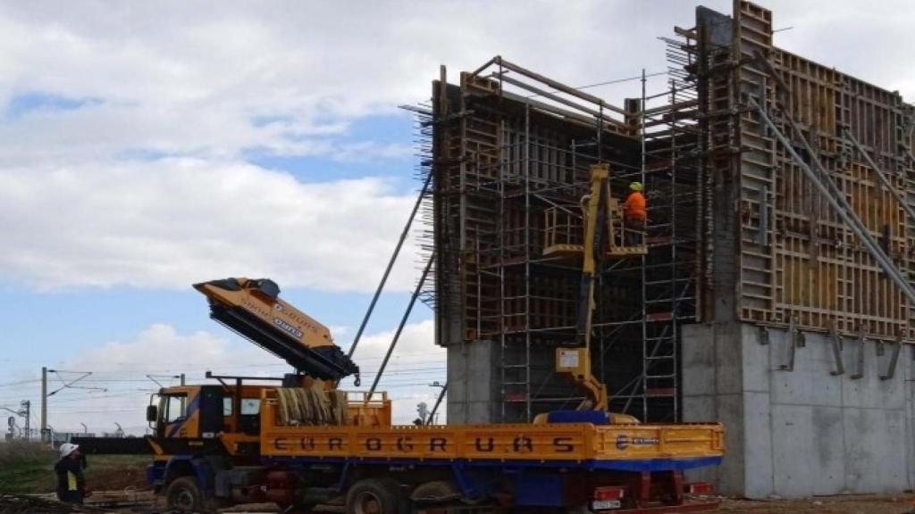 Imagen de archivo de una de las estructuras en fase de construcción dentro el baipás de Almodóvar del Río.