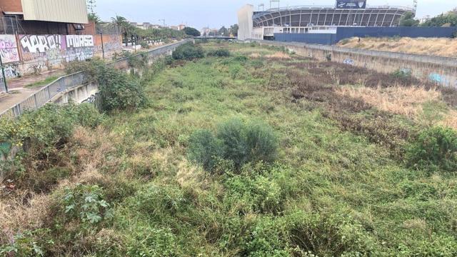 Parte del rio Guadalmedina, en Málaga, con La Rosaleda, al fondo.