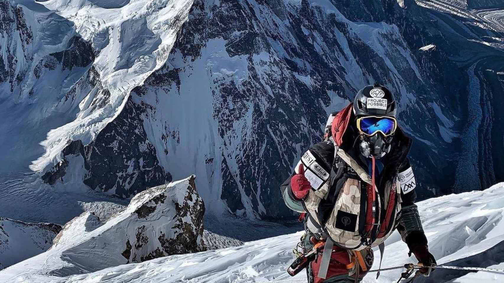 Nirmal Purja escalando el K2.