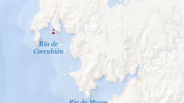 Rescatan a los dos tripulantes de un pesquero que volcó en Fisterra (A Coruña)