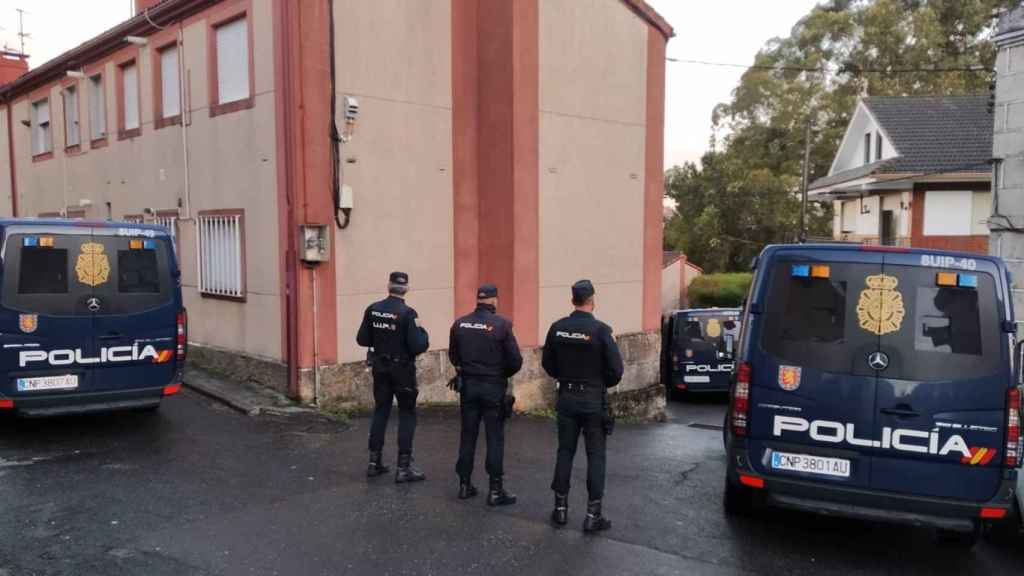 Agentes de la Policía Nacional durante la operación.