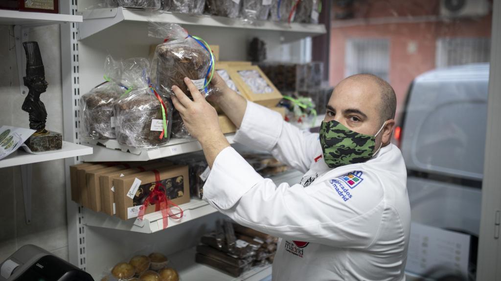 Julio López, con un panetone en las manos, dentro de Mindanao, su pastelería.