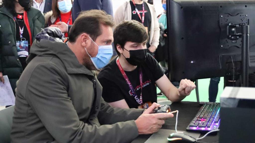 El alcalde de Valladolid, Óscar Puente, jugando a un videojuego con un joven del Festival