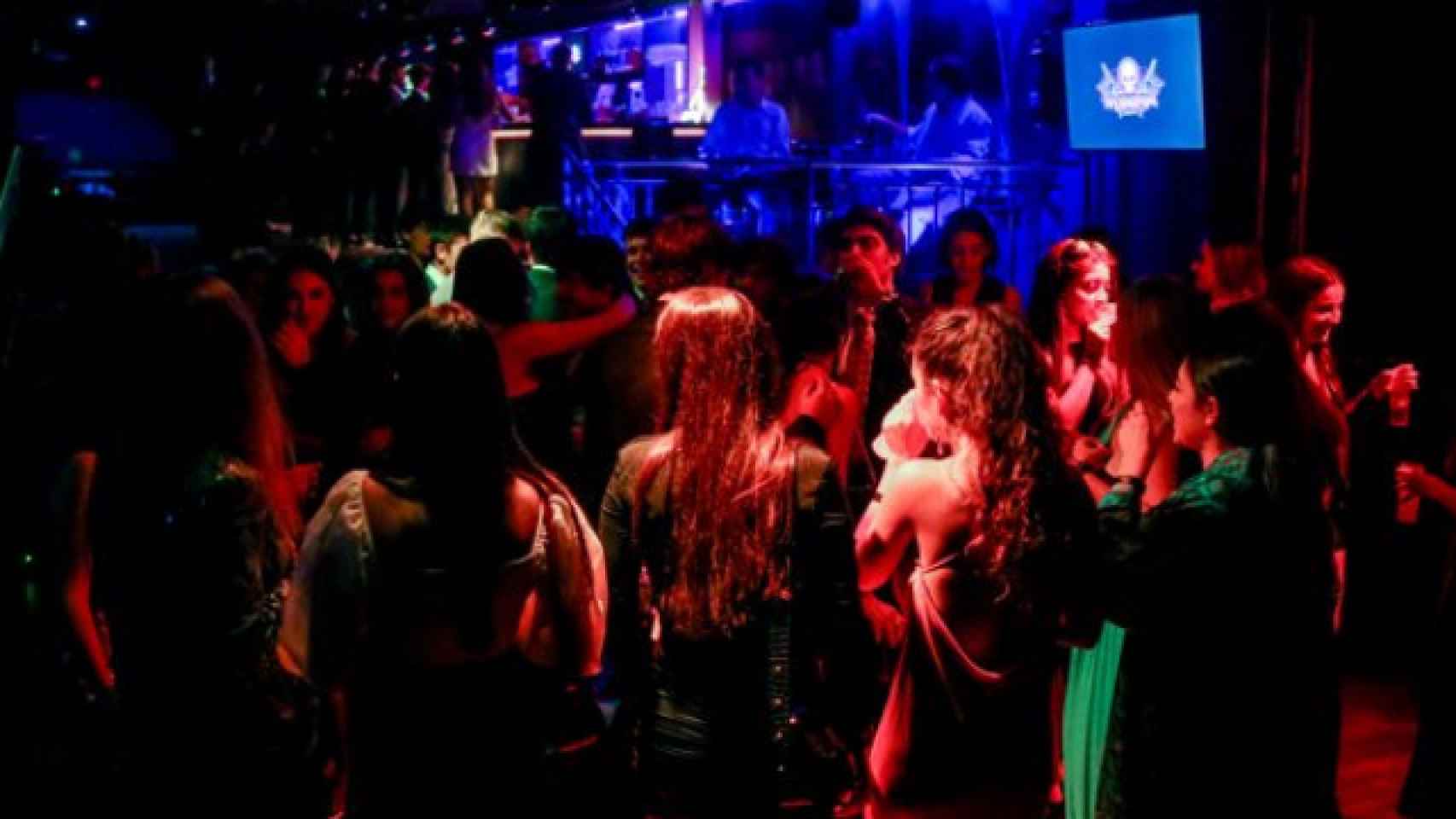 Jóvenes se divierten en el interior de una discoteca. Imagen de recurso.