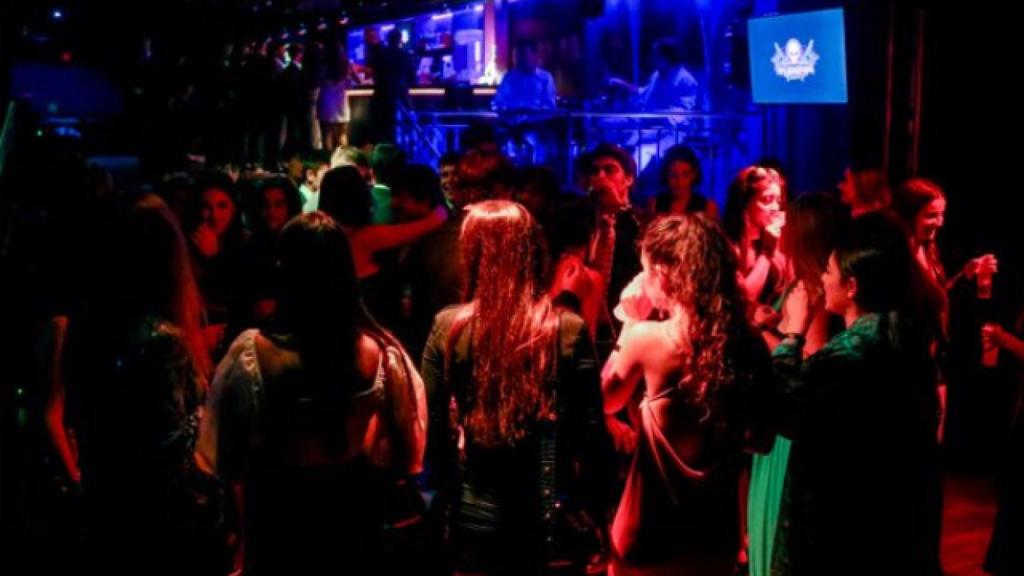 Jóvenes se divierten en el interior de una discoteca