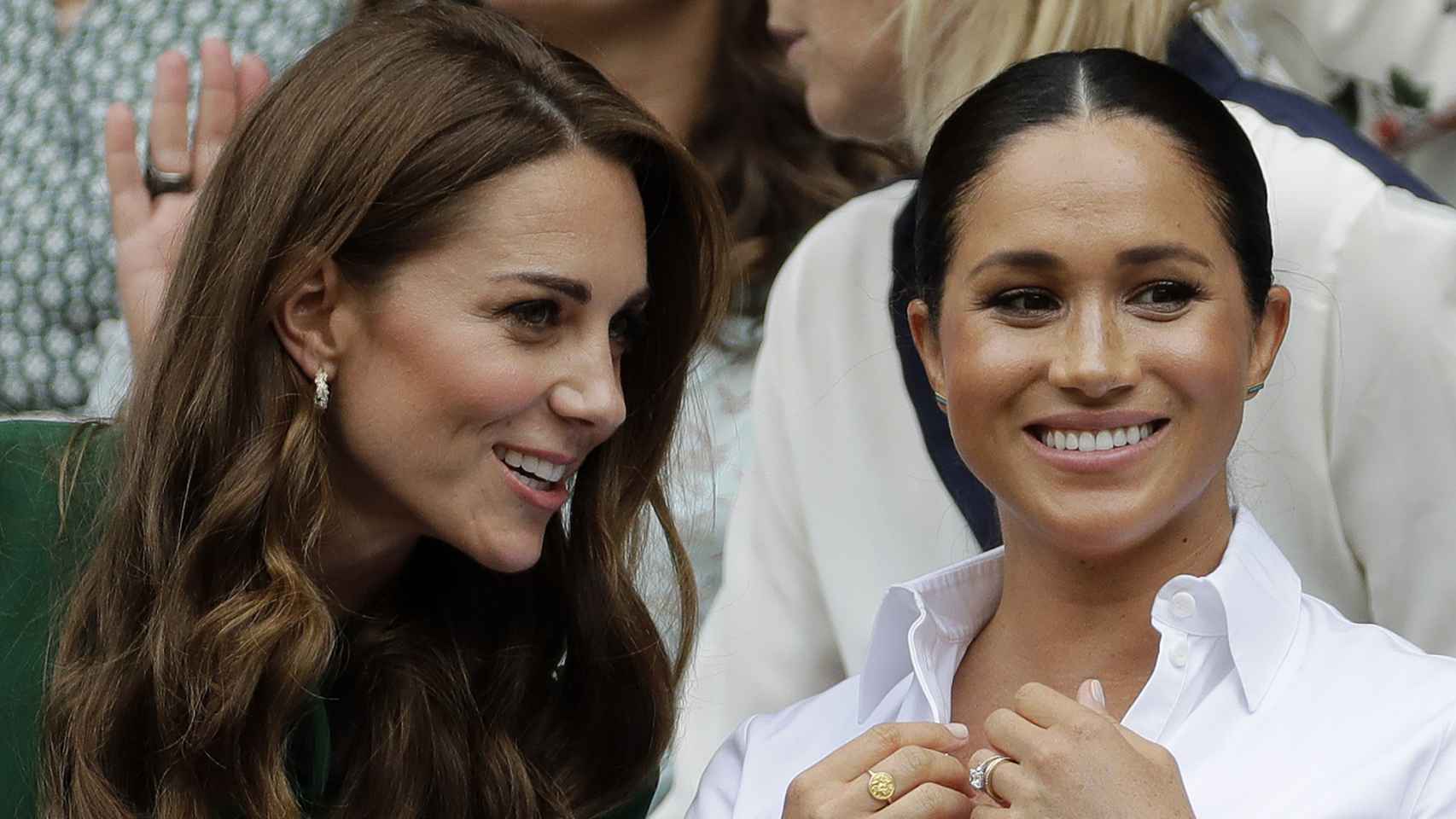 Kate Middleton y Meghan Markle durante un partido de Wimbledon.