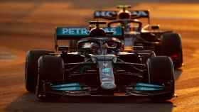 Lewis Hamilton rodando por delante de Verstappen en Arabia Saudí