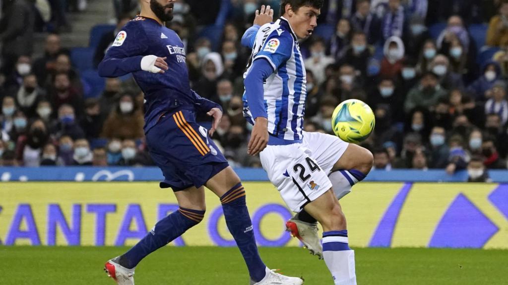 Robin Le Normand se adelanta a Karim Benzema y controla un balón