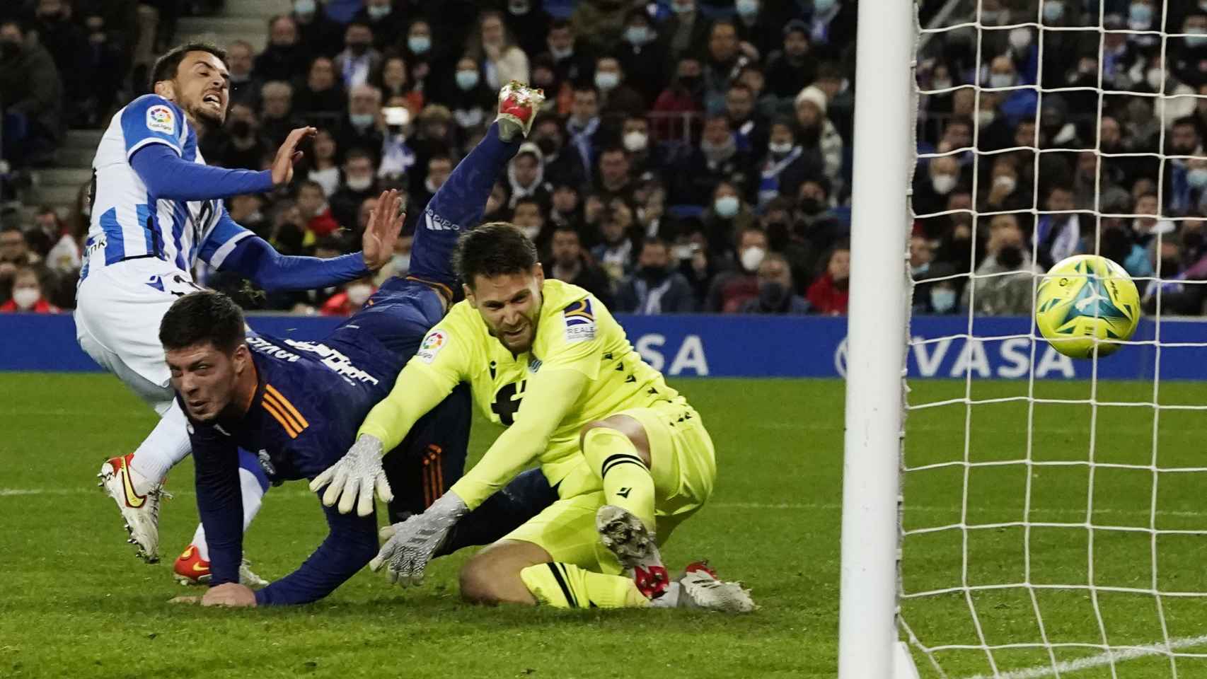 Luka Jovic remata de cabeza delante de Álex Remiro y marca gol a la Real Sociedad