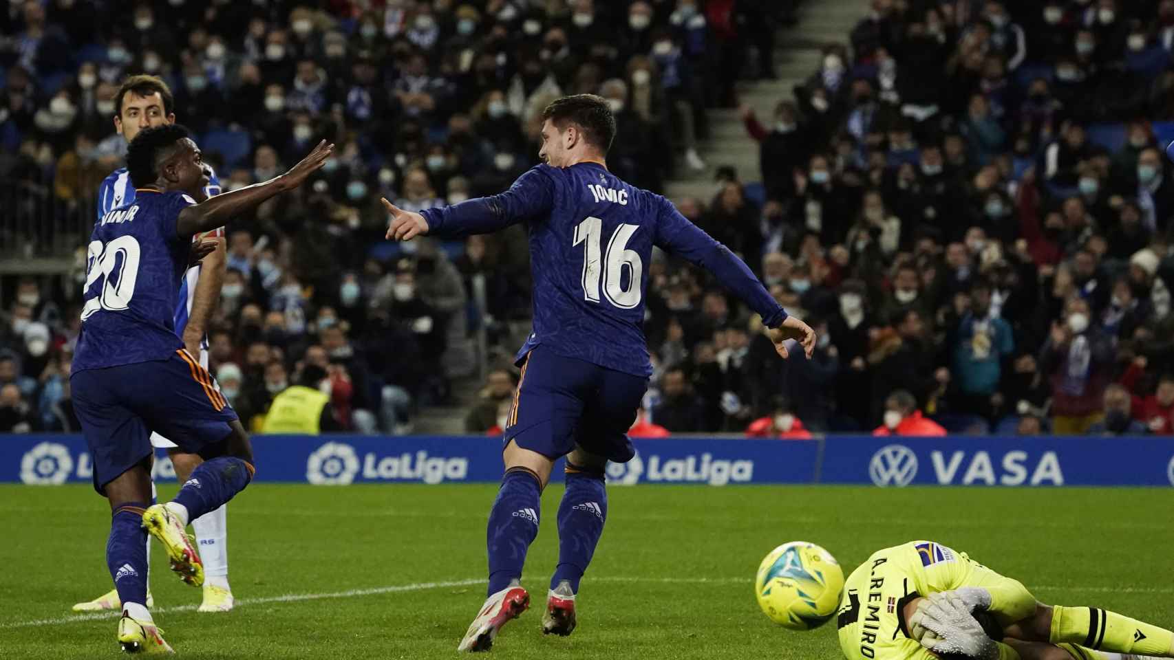 Luka Jovic celebra su gol a la Real Sociedad