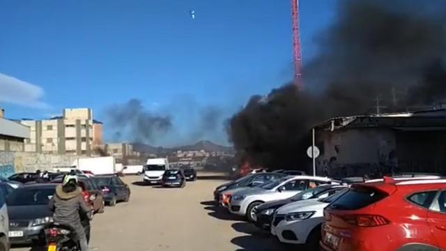 Arden cuatro coches y dos motos en un descampado de Huelin, Málaga