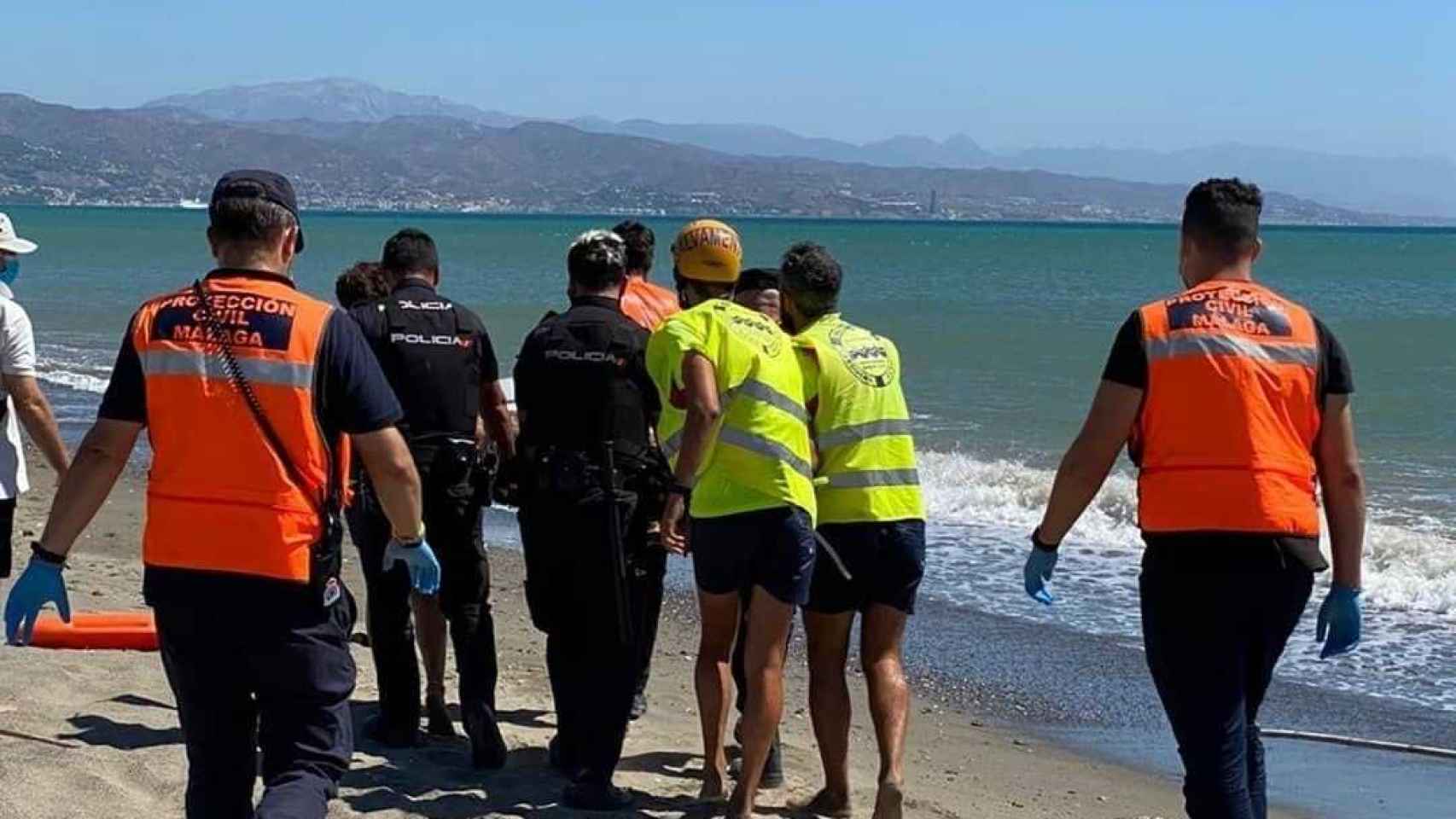 Protección Civil actuando en la playa.