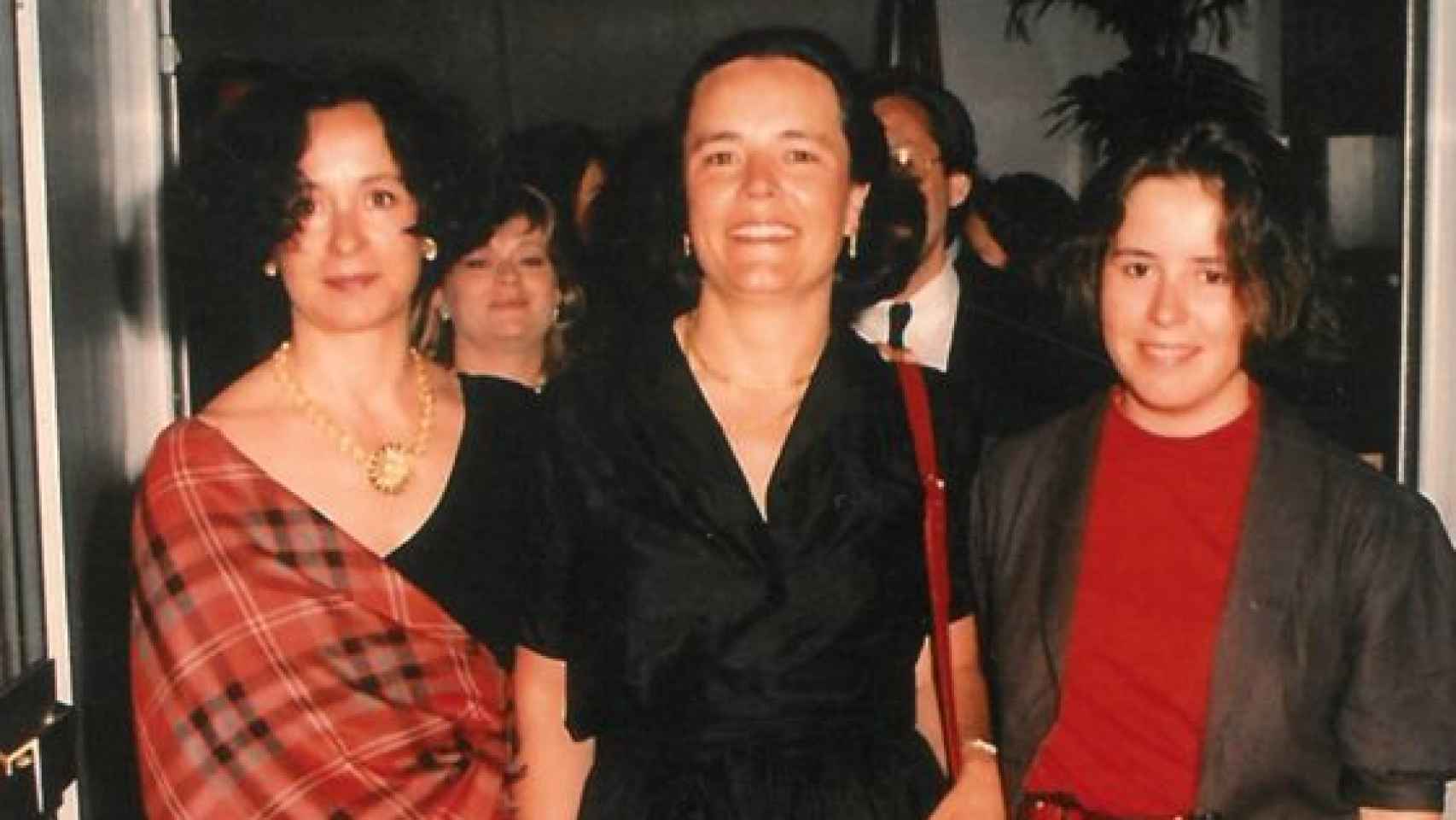 Urquiola, a la derecha, con sus hermanas Ana y Loyola.