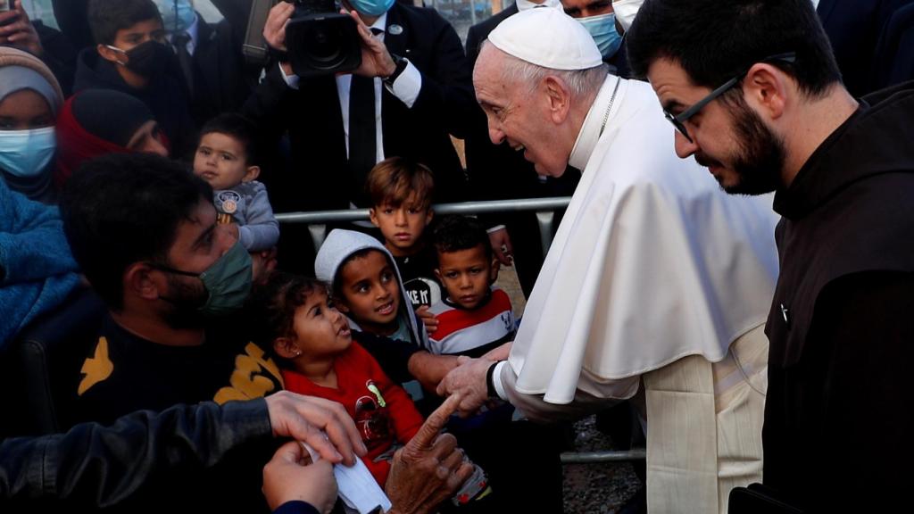 El Papa saluda a varios niños en Lesbos.