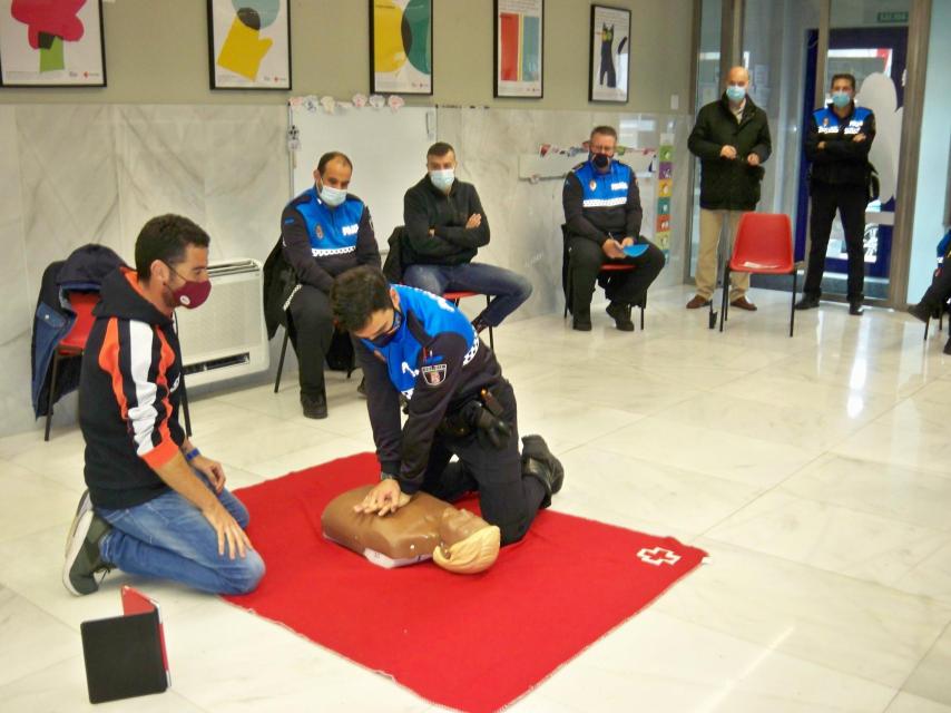 Cursos sobre desfibriladores para la Policía Local y los monitores deportivos de Santa Marta