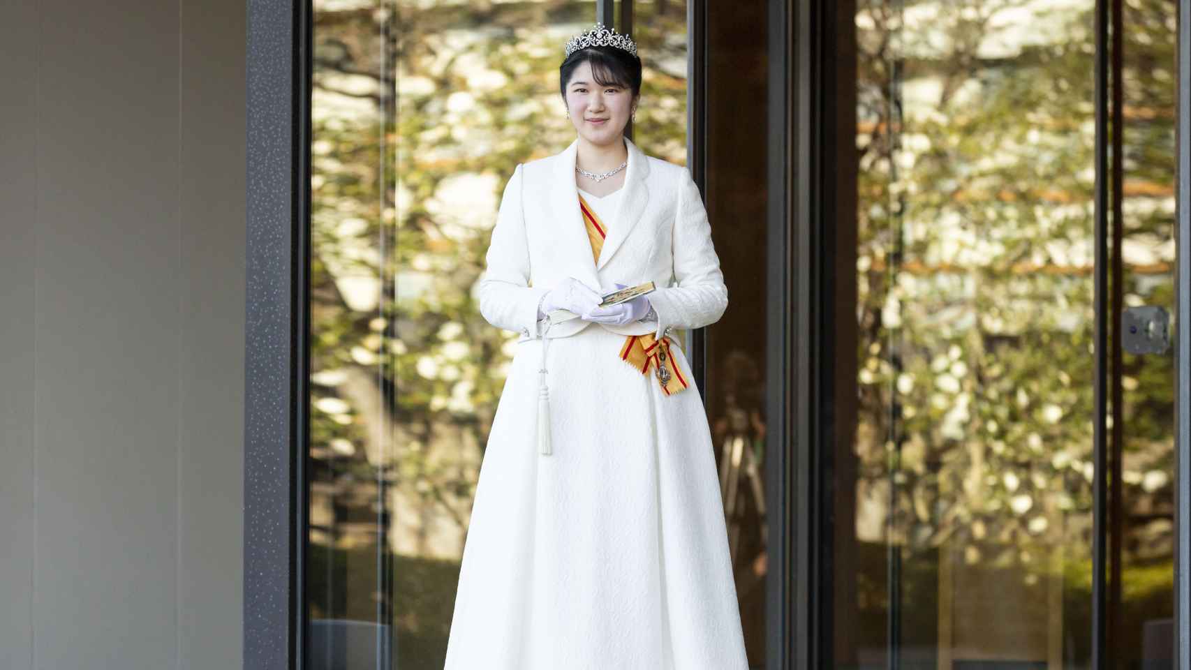 Aiko ha lucido un vestido largo color crema que ha completado con una tiara prestada.